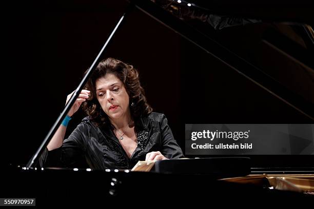 Elena Bashkirova gastiert mit Werken von Franz Liszt, Isaac Albéniz, Galina Ustwolskaja und Peter Iljitsch Tschaikowsky in der Philharmonie Köln