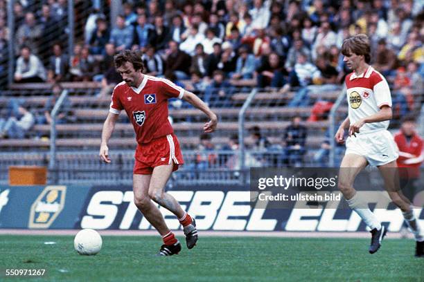 Football, Bundesliga, 1983/1984, Rhine Stadium, Fortuna Duesseldorf versus Hamburger SV 2:3, scene of the match, Juergen Groh in ball possession,...