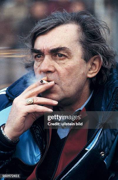 Football, Bundesliga, 1981/1982, Wedau Stadium, MSV Duisburg versus Hamburger SV 1:2, coach Ernst Happel smoking a cigarette on the coaching bench