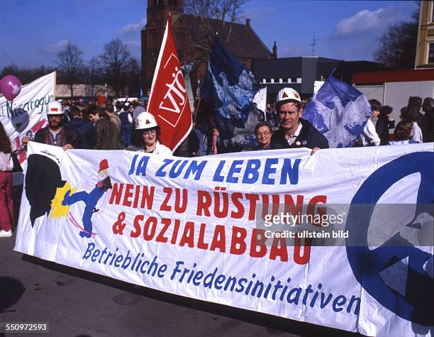 Die Sorge um Arbeitsplaetze , atomare Bedrohung und Rechtsradikalismus trieb viele Menschen zu Protesten auf die Strassen . Der Ostermarsch Ruhr 85...
