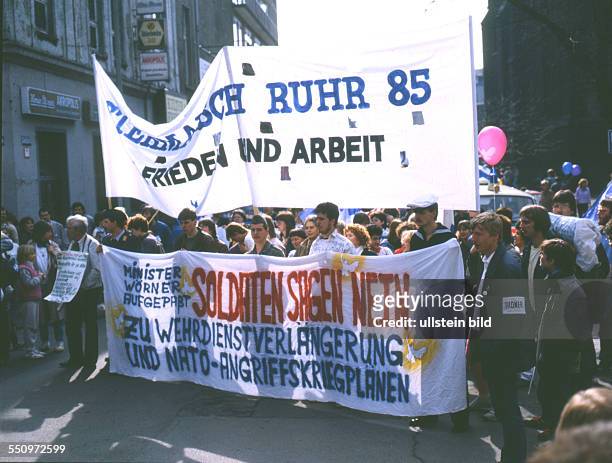 Die Sorge um Arbeitsplaetze , atomare Bedrohung und Rechtsradikalismus trieb viele Menschen zu Protesten auf die Strassen . Der Ostermarsch Ruhr 85...