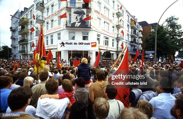 Die Sorge um Arbeitsplaetze , atomare Bedrohung und Rechtsradikalismus trieb viele Menschen zu Protesten auf die Strassen . Einweihung des...