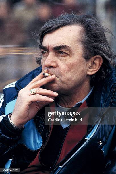 Football, Bundesliga, 1981/1982, Wedau Stadium, MSV Duisburg versus Hamburger SV 1:2, coach Ernst Happel smoking a cigarette on the coaching bench