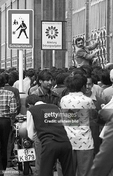 Asylbewerber vor der Ausländerbehörde in der Puttkamer Strasse. Berlin , 18. 08. 1978. Ansturm illegal eingereister Ausländer, überwiegend Afghanen...