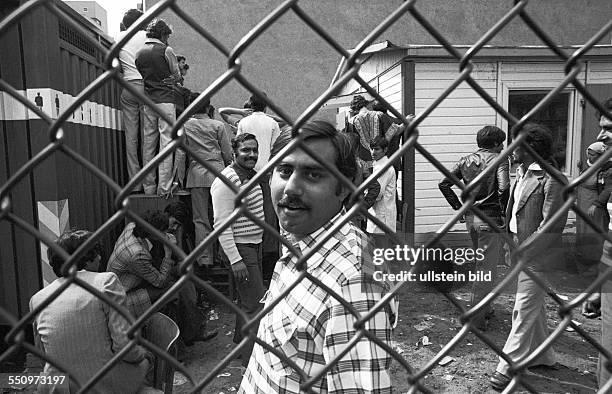 Asylanten warten auf Ausgabe der Berechtigung zum Empfang von Sozialhilfe. Berlin , 18. 08. 1978. Ansturm illegal eingereister Ausländer, überwiegend...
