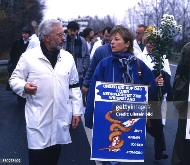 Die Sorge um Arbeitsplaetze , atomare Bedrohung und Rechtsradikalismus trieb viele Menschen zu Protesten auf die Strassen . Auch die int. Ärzte...