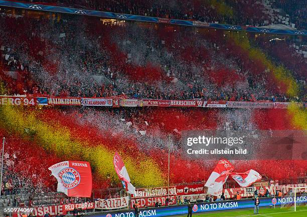 Vor dem Spielbeginn gab es Konfettiregen in der Fankurve waehrend dem Viertelfinal Rueckspiel zur UEFA Champions League FC Bayern Muenchen gegen...