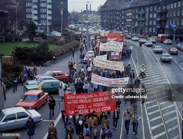 Die Zeit von 1977 bis 1981 war besonders gepägt von Protesten der Lehrer, Studenten, Schüler, Arbeiter, Gastarbeiter, Bauern , Arbeitslosen und...