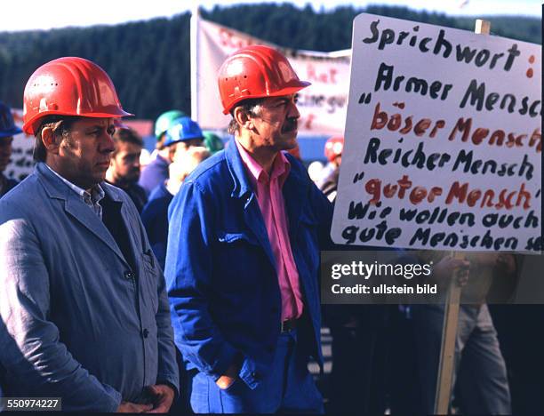 Die Sorge um Arbeitsplaetze , atomare Bedrohung und Rechtsradikalismus trieb viele Menschen zu Protesten auf die Strassen . Stahlarbeiter...