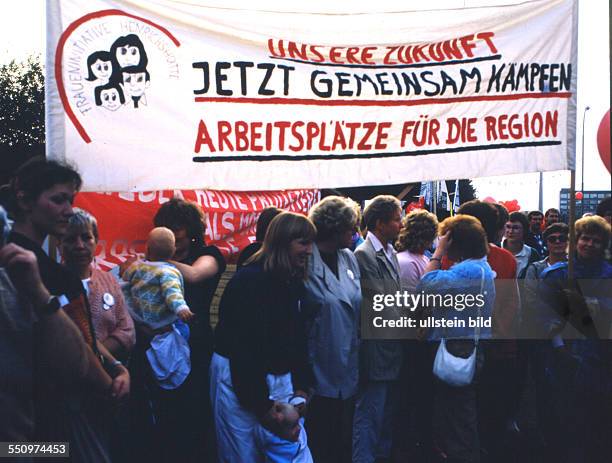 Die Sorge um Arbeitsplaetze , atomare Bedrohung und Rechtsradikalismus trieb viele Menschen zu Protesten auf die Strassen . Widerstandsdorf der...