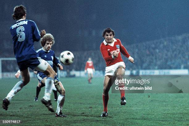 Football, Bundesliga, 1976/1977, Stadium an der Castroper Strasse, VfL Bochum versus Hamburger SV 4:2, scene of the match, shot at goal by Felix...