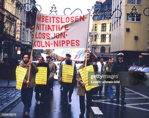 Die Sorge um Arbeitsplaetze , atomare Bedrohung und Rechtsradikalismus trieb viele Menschen zu Protesten auf die Strassen . Arbeitslose demonstrieren...