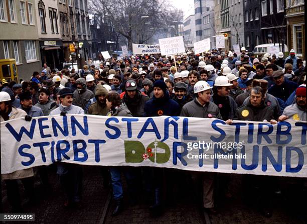 Die Sorge um Arbeitsplaetze , atomare Bedrohung und Rechtsradikalismus trieb viele Menschen zu Protesten auf die Strassen . Stahltag der IG Metall...