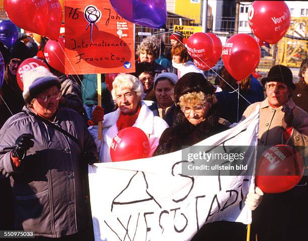 Die Sorge um Arbeitsplaetze , atomare Bedrohung und Rechtsradikalismus trieb viele Menschen zu Protesten auf die Strassen . Internationaler Frauentag...