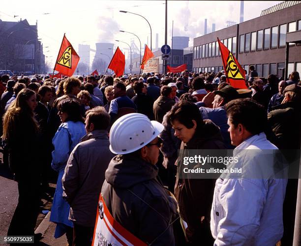 Die Sorge um Arbeitsplaetze , atomare Bedrohung und Rechtsradikalismus trieb viele Menschen zu Protesten auf die Strassen . Protest der IG Metall aus...