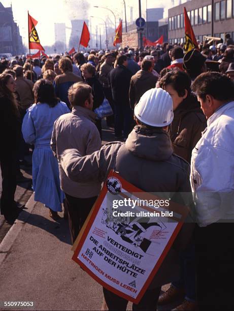 Die Sorge um Arbeitsplaetze , atomare Bedrohung und Rechtsradikalismus trieb viele Menschen zu Protesten auf die Strassen . Protest der IG Metall aus...