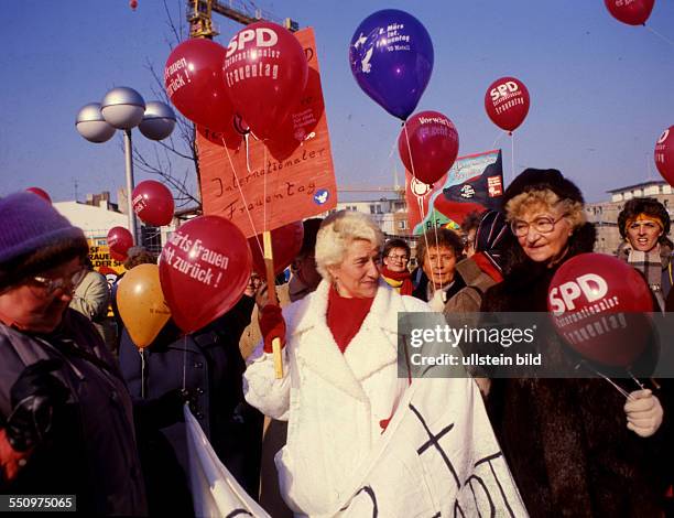 Die Sorge um Arbeitsplaetze , atomare Bedrohung und Rechtsradikalismus trieb viele Menschen zu Protesten auf die Strassen . Internationaler Frauentag...