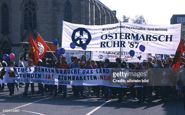 Die Sorge um Arbeitsplaetze , atomare Bedrohung und Rechtsradikalismus trieb viele Menschen zu Protesten auf die Strassen . Ostermarsch Ruhr 87