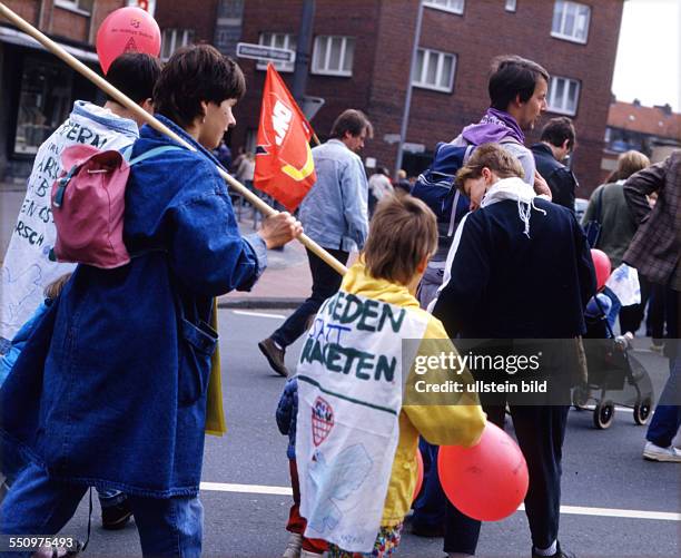 Die Sorge um Arbeitsplaetze , atomare Bedrohung und Rechtsradikalismus trieb viele Menschen zu Protesten auf die Strassen . Ostermarsch Ruhr 87