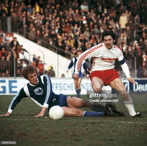 Football, Bundesliga, 1976/1977, Georg Melches Stadium, Rot Weiss Essen versus Hertha BSC Berlin 2:2, scene of the match, Uwe Kliemann left and team...