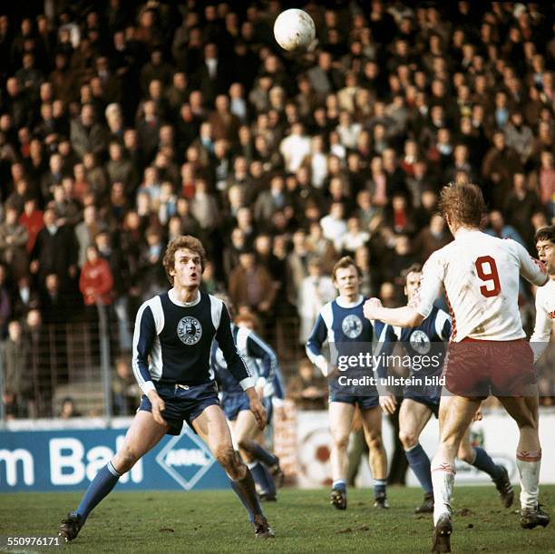 Football, Bundesliga, 1976/1977, Georg Melches Stadium, Rot Weiss Essen versus Hertha BSC Berlin 2:2, scene of the match, Uwe Kliemann