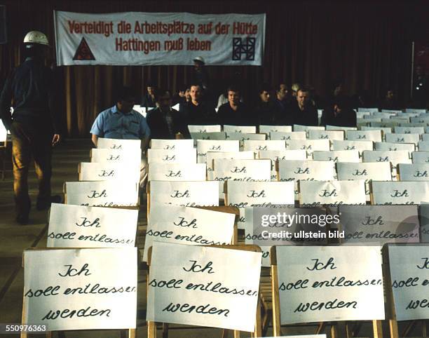 Die Sorge um Arbeitsplaetze , atomare Bedrohung und Rechtsradikalismus trieb viele Menschen zu Protesten auf die Strassen . Betriebsversammlung bei...