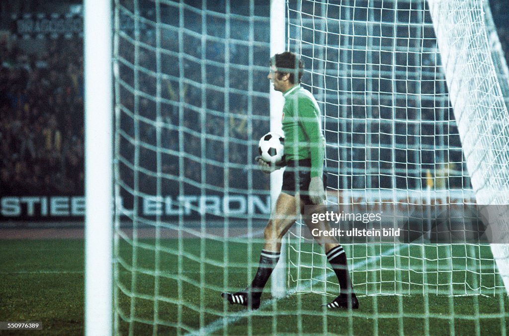 Football, European Champion Clubs Cup, Champions League, 1975/1976, last sixteen, first leg, Rhine Stadium Duesseldorf, Borussia Moenchengladbach versus Juventus Turin 2:0, goal by Allan Simonsen (MG)