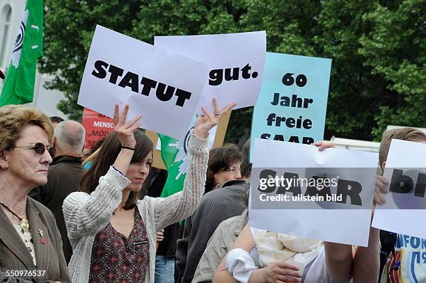Die Gewerkschaften demonstrieren in Saarbrücken zum Tag der Arbeit und zählen nach Polizeiangaben 2500 Teilnehmer. Mit dabei: junge Gewerkschafter,...