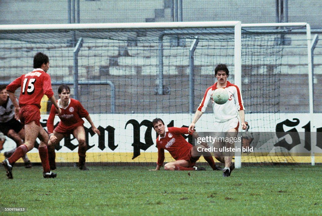 Football, 2. Bundesliga, 1982/1983, Georg Melches Stadium, Rot Weiss Essen versus Kickers Offenbach 4:2, scene of the match, Uwe Bein (Kickers) in ball possession in the penalty box