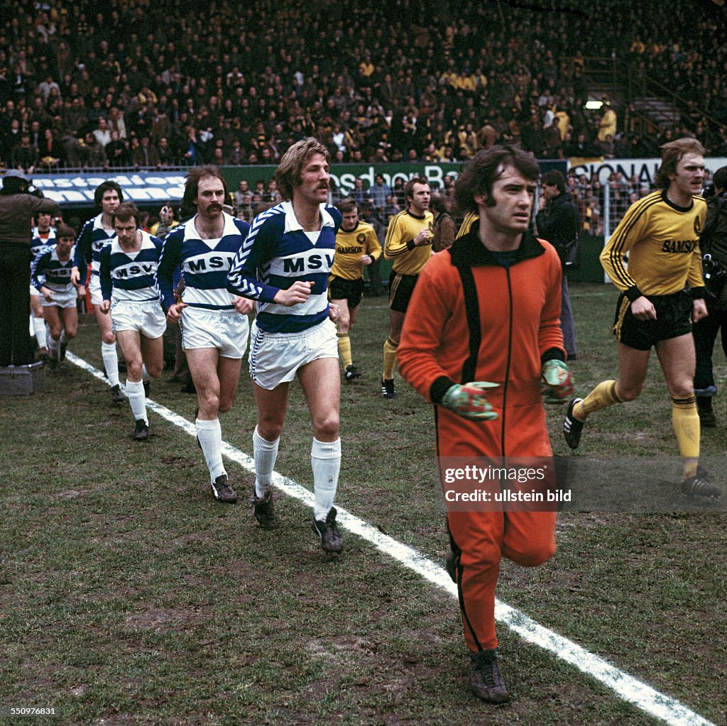 Football, Bundesliga, 1976/1977, Westfalen Stadium, Borussia Dortmund versus MSV Duisburg 2:1, running-in of the teams, f.l.t.r. Klaus Bruckmann (MSV), Bernard Dietz (MSV), Rudolf Seliger (MSV), Herbe