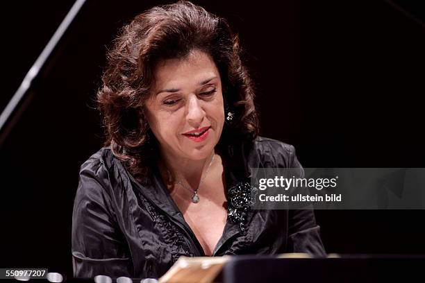 Elena Bashkirova gastiert mit Werken von Franz Liszt, Isaac Albéniz, Galina Ustwolskaja und Peter Iljitsch Tschaikowsky in der Philharmonie Köln