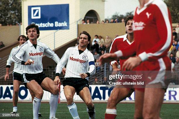 Football, 2. Bundesliga, 1983/1984, Niederrhein Stadium, Rot Weiss Oberhausen versus Karlsruher SC 1:0, scene of the match, f.l.t.r. Hans-Juergen...