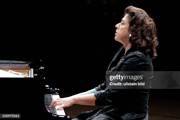 Elena Bashkirova gastiert mit Werken von Franz Liszt, Isaac Albéniz, Galina Ustwolskaja und Peter Iljitsch Tschaikowsky in der Philharmonie Köln