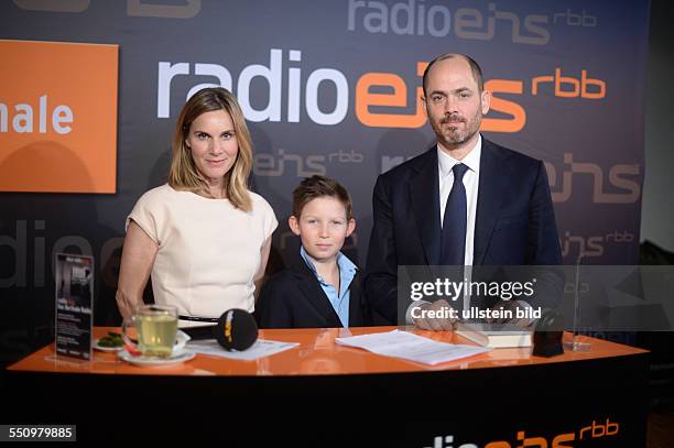 L.n.r.: Drehbuchautorin Nele Mueller-Stöfen, Schauspieler Ivo Pietzcker und Regisseur Edward Berger beim RadioEins Berlinale-Nighttalk am Rande der...