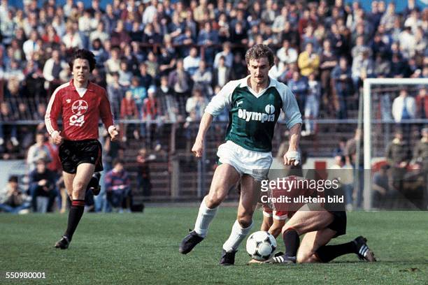 Football, Bundesliga, 1983/1984, Ulrich Haberland Stadium, Bayer 04 Leverkusen versus SV Werder Bremen 0:0, scene of the match, Rudi Voeller in ball...