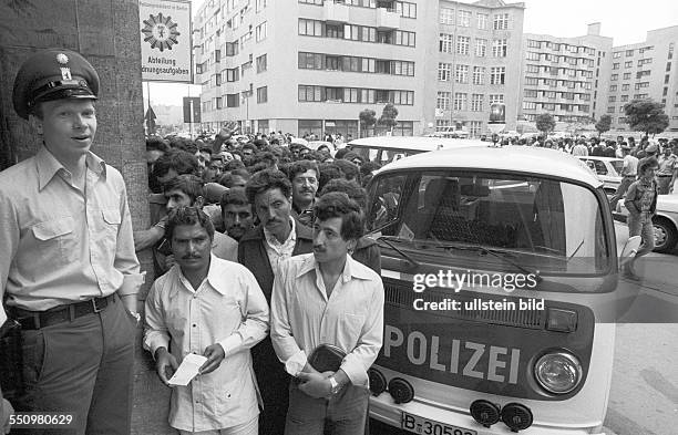 Asylbewerber vor der Ausländerbehörde in der Puttkamer Strasse. Berlin , 18. 08. 1978. Ansturm illegal eingereister Ausländer, überwiegend Afghanen...