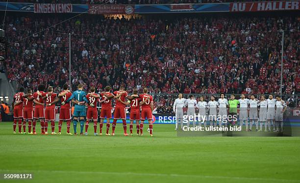 Fussball, Saison 2013-2014, UEFA Champions League, Halbfinale, FC Bayern Muenchen - Real Madrid 0-4, Die Mannschaften während der Gedenkminute für...