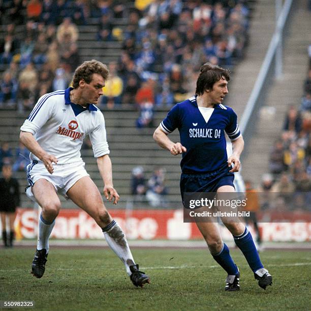 Football, Bundesliga, 1977/1978, Park Stadium, FC Schalke 04 versus Hertha BSC Berlin 2:0, scene of the match, Uwe Kliemann left and Klaus Fischer