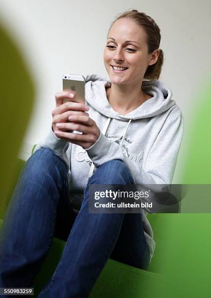 Junge Frau mit Apple iPhone 5s