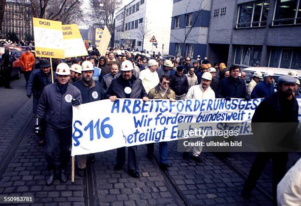 Die Sorge um Arbeitsplaetze , atomare Bedrohung und Rechtsradikalismus trieb viele Menschen zu Protesten auf die Strassen . IG Metall und DGB...