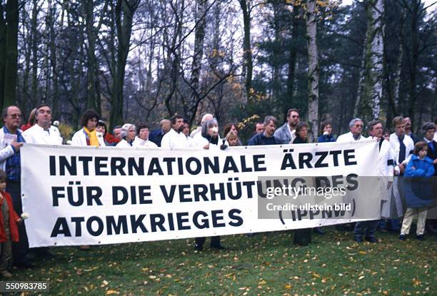 Die Sorge um Arbeitsplaetze , atomare Bedrohung und Rechtsradikalismus trieb viele Menschen zu Protesten auf die Strassen . Auch die int. Ärzte...