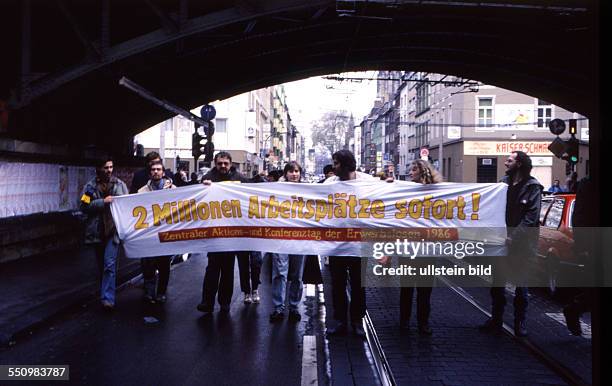 Die Sorge um Arbeitsplaetze , atomare Bedrohung und Rechtsradikalismus trieb viele Menschen zu Protesten auf die Strassen . Arbeitslose demonstrieren...