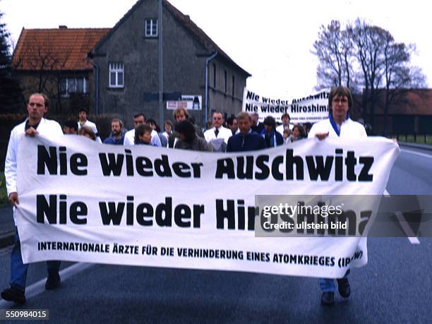 Die Sorge um Arbeitsplaetze , atomare Bedrohung und Rechtsradikalismus trieb viele Menschen zu Protesten auf die Strassen . Auch die int. �Ärzte...