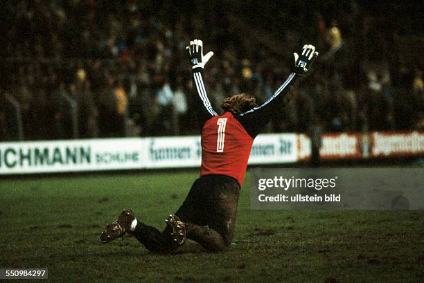 Football, Bundesliga, 1982/1983, Stadium am Boekelberg, Borussia Moenchengladbach versus Borussia Dortmund 2:3, end of the game, keeper Eike Immel...