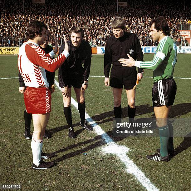 Football, Bundesliga, 1975/1976, Georg Melches Stadium, Rot Weiss Essen versus Hamburger SV 1:1, welcome, team leaders Willi Lippens left and Georg...