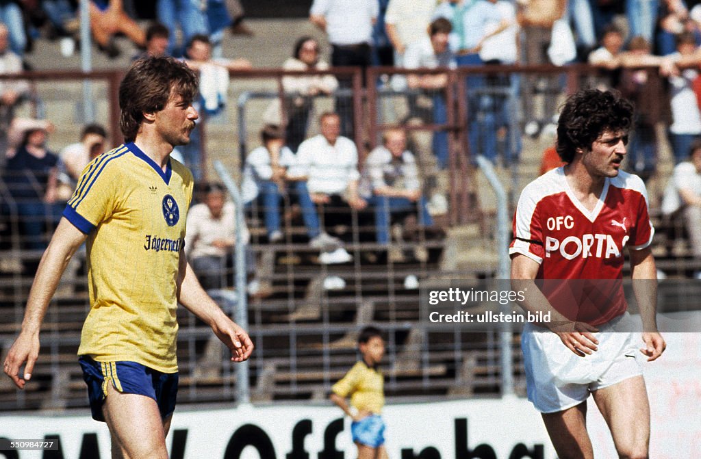 Football, Bundesliga, 1983/1984, Stadium Bieberer Berg, Kickers Offenbach versus Eintracht Brunswick 1:2, scene of the match, Jaroslav Studzizba (Eintracht) left and Uwe Bein (Kickers)