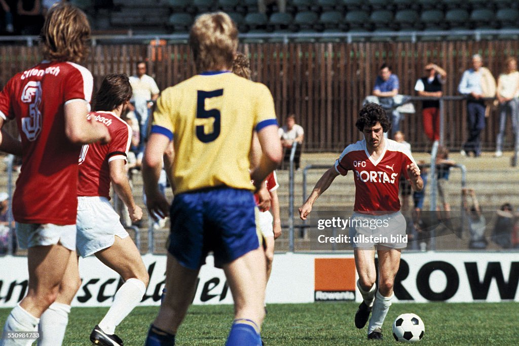 Football, Bundesliga, 1983/1984, Stadium Bieberer Berg, Kickers Offenbach versus Eintracht Brunswick 1:2, scene of the match, Uwe Bein (Kickers) in ball possession