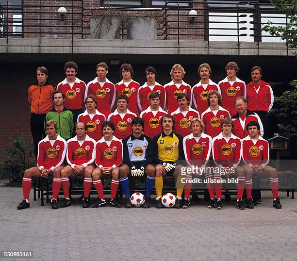 Football, Bundesliga, 1979/1980, Fortuna Duesseldorf, team presentation, team shot, behind f.l.t.r. Coach Hans-Dieter Tippenhauer, Gerd Zimmermann,...