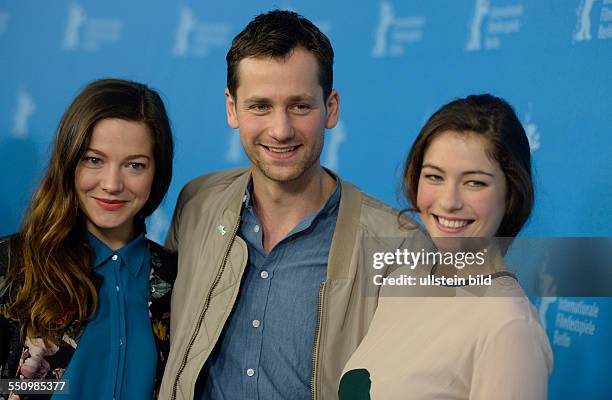 L.n.r.: Schauspielerin Hannah Herzsprung, Schauspieler Florian Stetter und Schauspielerin Henriette Confurius während des Photocalls zum Film -DIE...