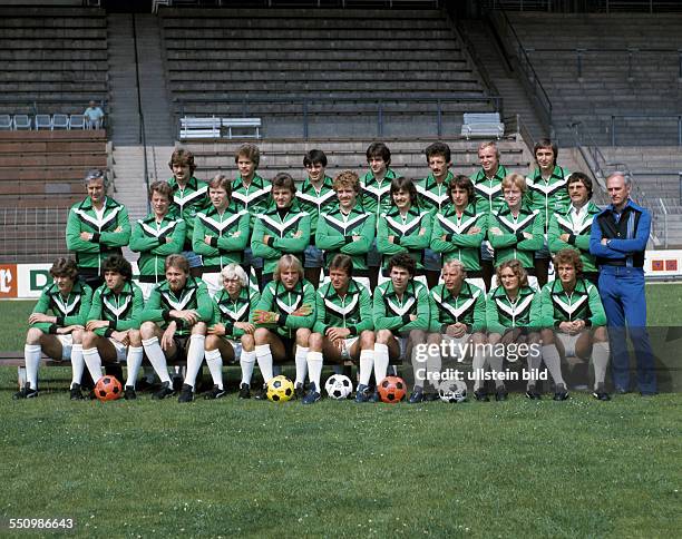 Football, Bundesliga, 1977/1978, Borussia Moenchengladbach, team presentation, team shot, behind f.l.t.r. Helmut Dudek, Norbert Ringels, Rudolf...